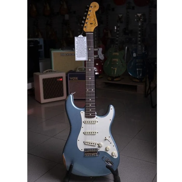 STRATOCASTER® LTD 59 RELIC FADED AGED LAKE PLACID BLUE
