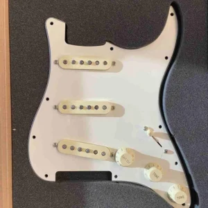 Fender Pre-Wired Strat Pickguard, Original ’57/’62 SSS Parchment 11 Hole – USATO