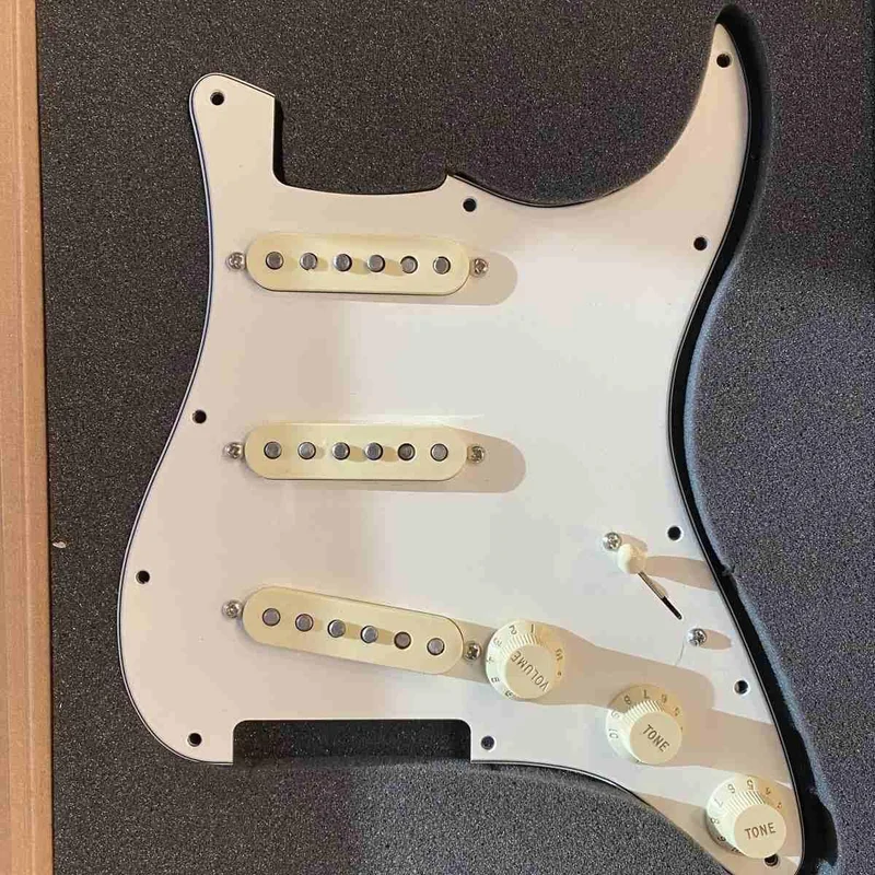 Fender Pre-Wired Strat Pickguard, Original ’57/’62 SSS Parchment 11 Hole – USATO