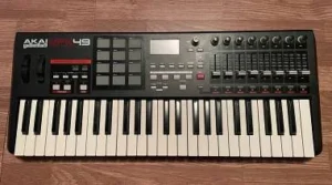 AKAI MPK-49 MASTER KEYBOARD – CONTROLLER CON PAD